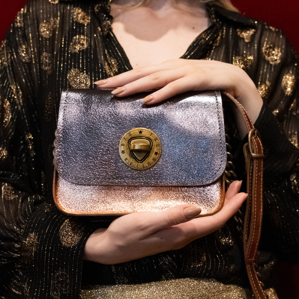 THE GUITAR BAG: the only bag that can wear guitar straps